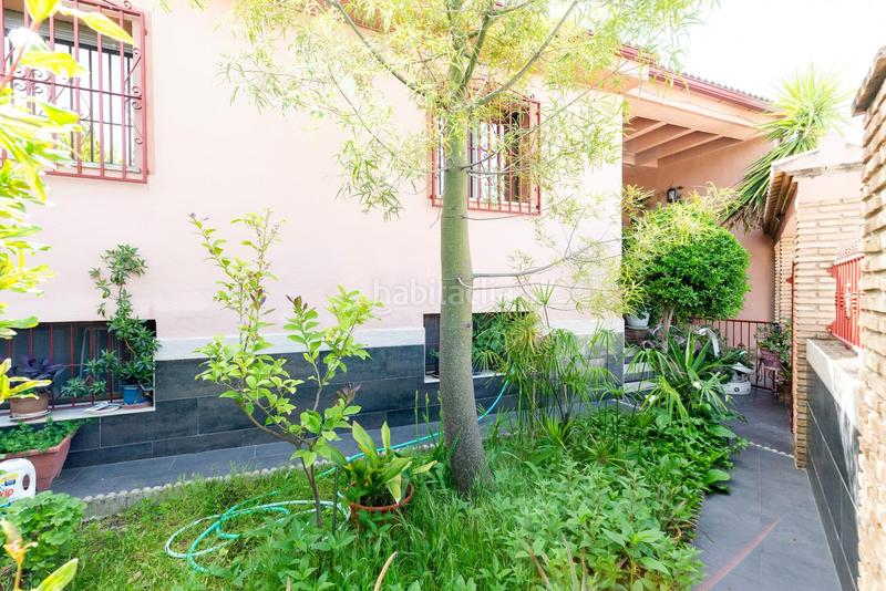 Foto 44b2a9cb-15a6-4e7b-b612-559c9a4c4162. Casa pareada en camino cementerio 14 gran casa adosada en esquina granada espacio, comodidad y luz natural en Peligros