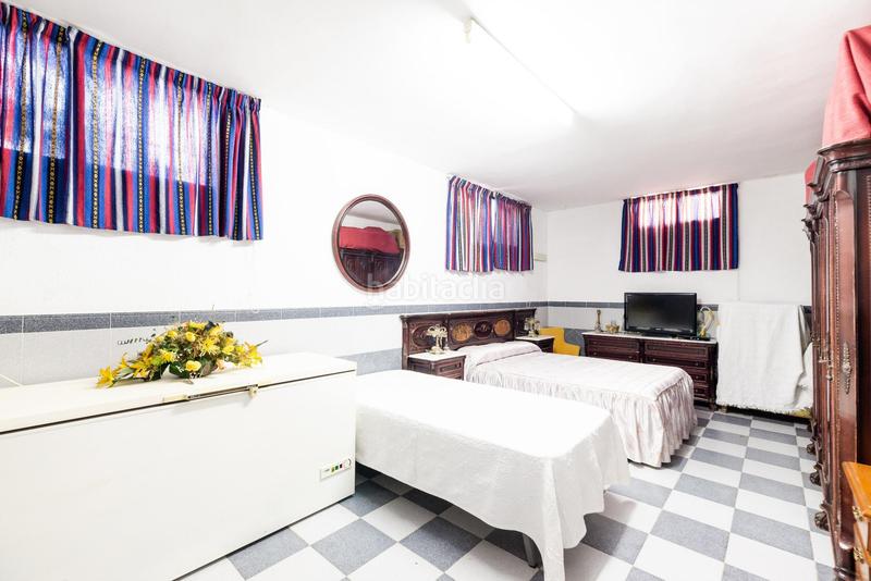 Foto 499c23c7-9930-4974-9a1f-60d0aef52674. Casa pareada en camino cementerio 14 gran casa adosada en esquina granada espacio, comodidad y luz natural en Peligros