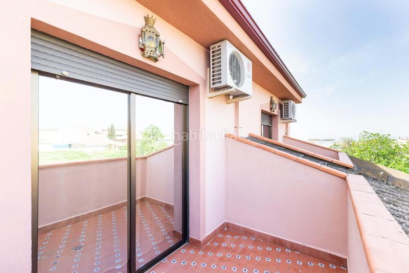 Foto 52a1e289-ac95-45a1-b3b6-750f41eedf68. Casa pareada en camino cementerio 14 gran casa adosada en esquina granada espacio, comodidad y luz natural en Peligros