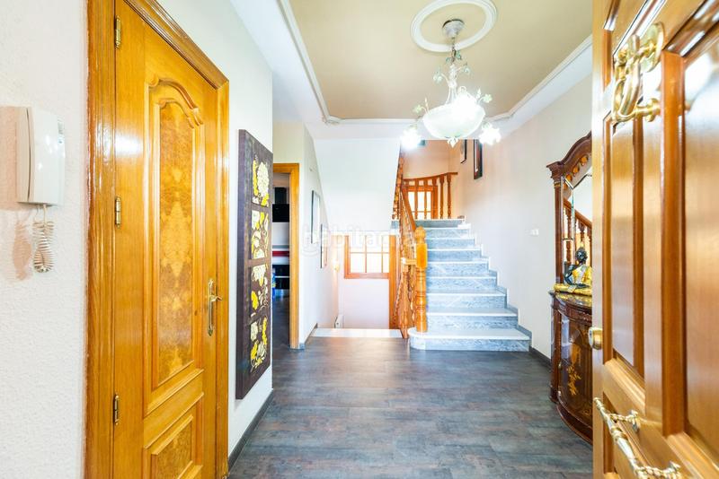 Foto 90fd81aa-c2b8-4772-814b-a058254b3c9c. Casa pareada en camino cementerio 14 gran casa adosada en esquina granada espacio, comodidad y luz natural en Peligros