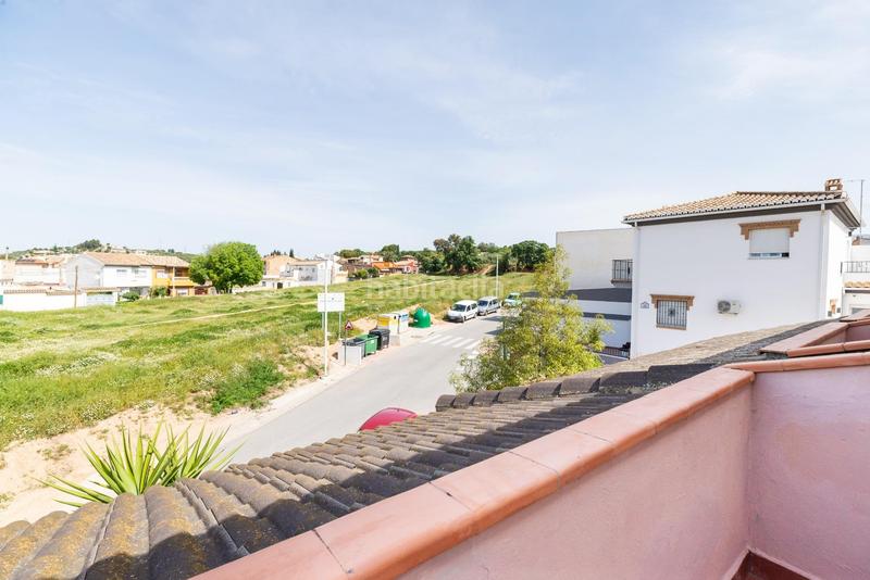 Foto 96e77d13-f925-47cb-92c1-cb4adb3c05d7. Casa pareada en camino cementerio 14 gran casa adosada en esquina granada espacio, comodidad y luz natural en Peligros