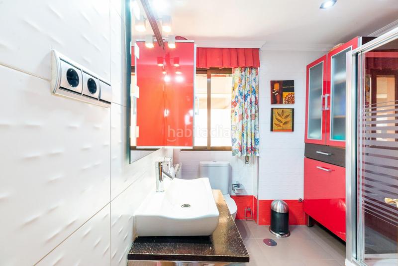 Foto 9e4d8fde-62e9-4659-9fd8-3e7f75bda038. Casa pareada en camino cementerio 14 gran casa adosada en esquina granada espacio, comodidad y luz natural en Peligros