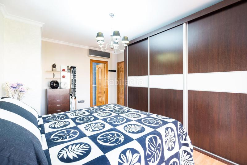 Foto a27bd162-e835-49a3-a3c9-44616243ae28. Casa pareada en camino cementerio 14 gran casa adosada en esquina granada espacio, comodidad y luz natural en Peligros