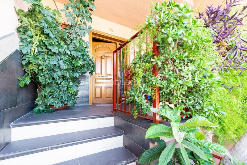 Foto ab89f9aa-0983-4e51-be48-e7777c025bc8. Casa pareada en camino cementerio 14 gran casa adosada en esquina granada espacio, comodidad y luz natural en Peligros