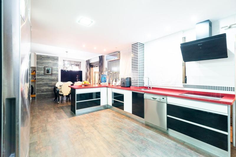 Foto c9b2d859-fc17-4f0f-8fb0-2f8aa6fa23d0. Casa pareada en camino cementerio 14 gran casa adosada en esquina granada espacio, comodidad y luz natural en Peligros