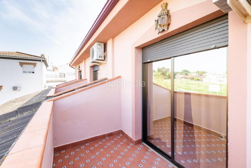 Foto e4b9e1c9-6c18-44ff-acb6-2ab7de266e77. Casa pareada en camino cementerio 14 gran casa adosada en esquina granada espacio, comodidad y luz natural en Peligros