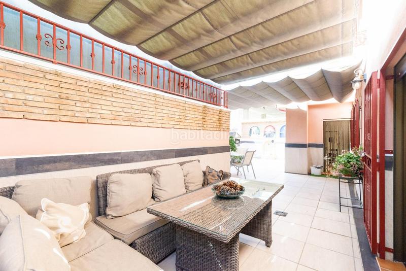 Foto e8fc8411-3413-431d-bfa3-527966fdc807. Casa pareada en camino cementerio 14 gran casa adosada en esquina granada espacio, comodidad y luz natural en Peligros