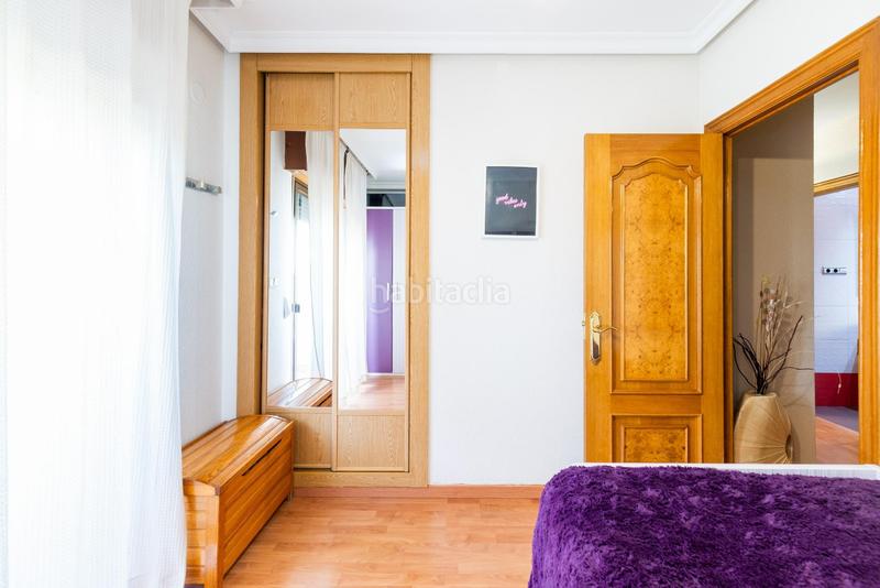 Foto f0ac75b7-a265-4c7c-9f10-296c6794bfff. Casa pareada en camino cementerio 14 gran casa adosada en esquina granada espacio, comodidad y luz natural en Peligros