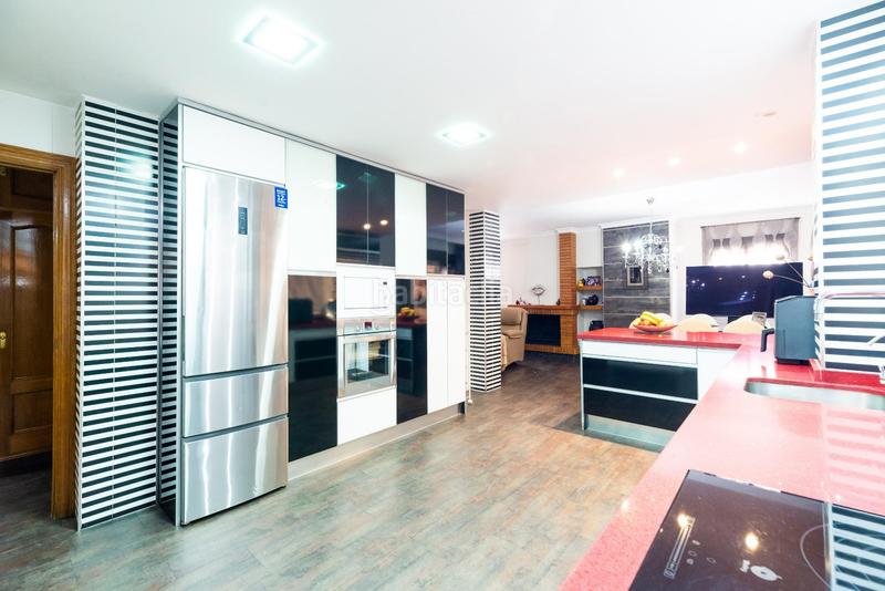 Foto f1a780cb-ae90-45df-9347-899e7e9e1eeb. Casa pareada en camino cementerio 14 gran casa adosada en esquina granada espacio, comodidad y luz natural en Peligros