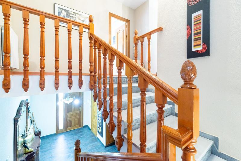 Foto f62c592d-4d85-4f60-a172-43996a883535. Casa pareada en camino cementerio 14 gran casa adosada en esquina granada espacio, comodidad y luz natural en Peligros