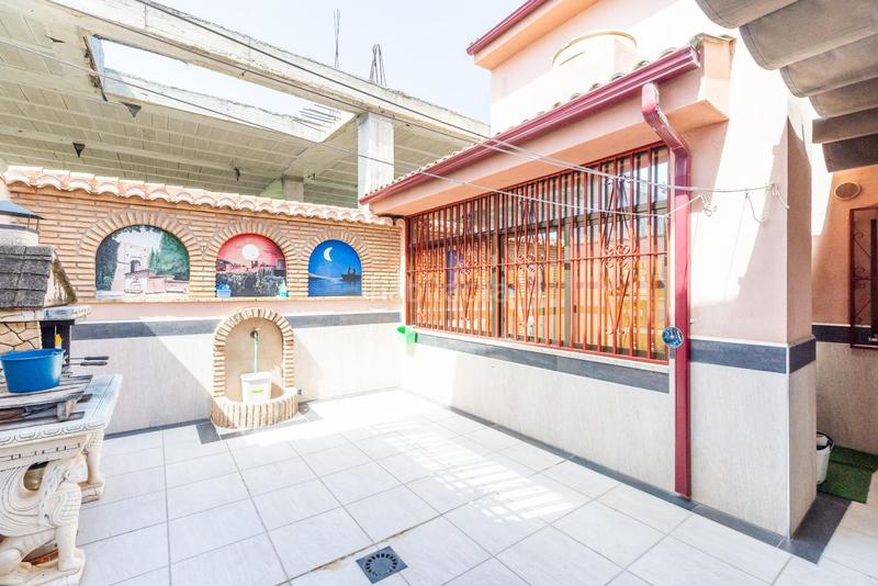 Foto f87b4bd0-8d0f-4b85-bbdd-ff664be1d747. Casa pareada en camino cementerio 14 gran casa adosada en esquina granada espacio, comodidad y luz natural en Peligros