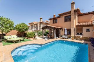 Maison jumelée à La Zubia Ciudad. Preciosa casa en la zubia