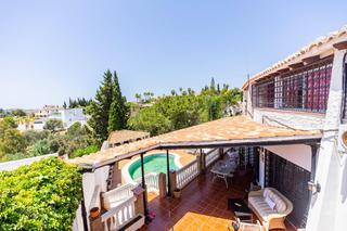 Chalet  Calle higueras del lagarejo. Villa en urbanización campo mijas