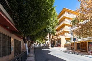 Piso  Avenida alpujarra. Se vende acogedor piso en lanjarón  económico, tranquilo y con f