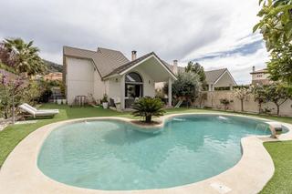Chalet en Dílar. Gr3922 chalet independiente de alta calidad con piscina en urb c