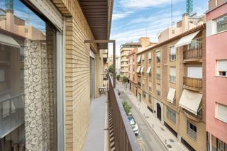 Appartement à Calle azhuma 17. Piso junto a alhamar