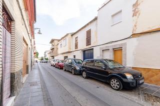 Casa adossada a Santa Fe. Encantadora casa reformada con terraza en el corazón de santa fe