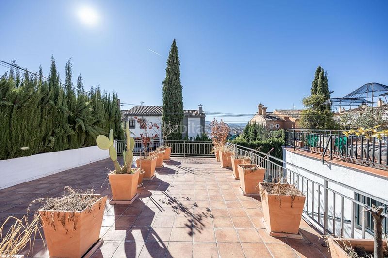 Foto a2f9d331-c498-42e9-b8cd-807dc68acf3e. Casa adossada amb aparcament piscina a Barrio de la Vega Monachil