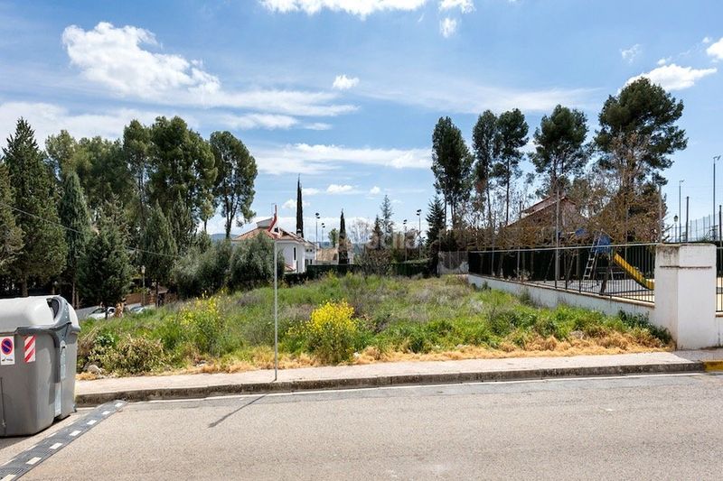 Foto e9ca4332-d6a9-4fb2-92f2-ed8f5bc063bd. Terreno residencial solar urbanización parque del cubillas con proyecto básico y licencia de obras en Albolote