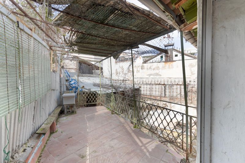 Foto b1cc46a9-fd37-48d1-925b-74f5449c94fe. Casa amb aparcament a Bola de Oro Granada