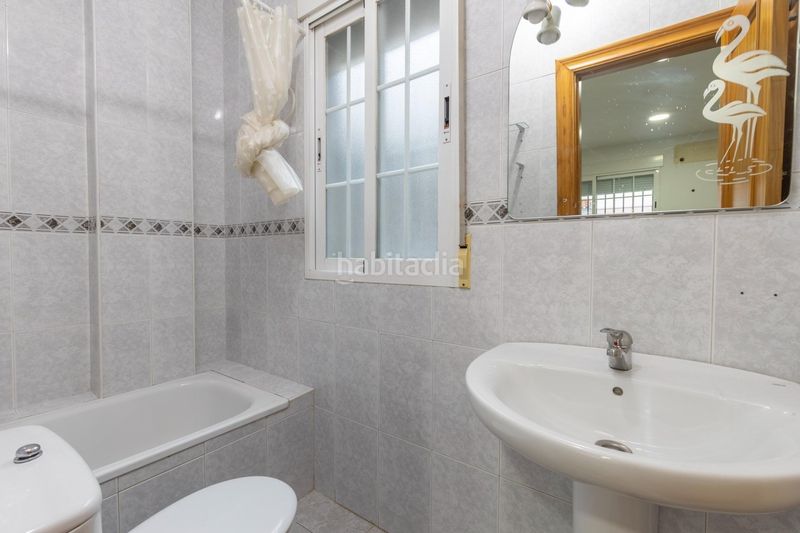 Foto cbd583d5-bb3a-4f1f-885d-f8ff4c1e7af6. Casa adossada amb aparcament a Maracena