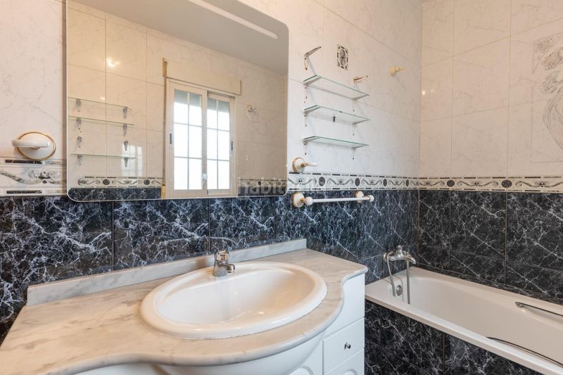 Foto cc3ad664-1300-49ea-9039-cfe8ae11f340. Casa adossada amb aparcament a Maracena