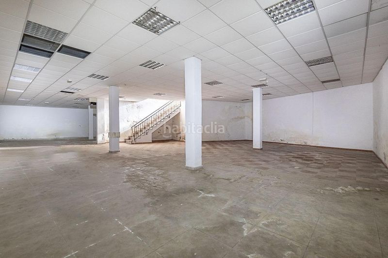 Foto c0940263-9cd6-4265-a377-ea9b1ed1a64a. Local comercial en calle puerta lorca 2 gran local en el corazón , ideal para invertir o para poner tu propio negocio. en Baza