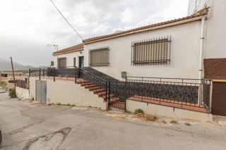 Maison à Iznalloz. Título vivienda amplia con cochera y dos patios en zona céntrica