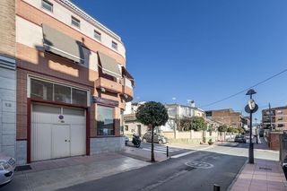 Business premise in Calle santa adela 1. Amplio inmueble en el centro de peligros con múltiples posibilid