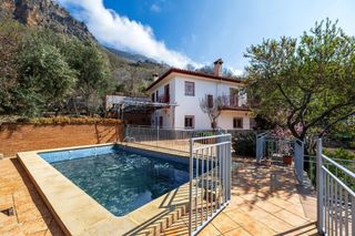 Chalet in Güéjar Sierra. Finca  urbana única con dos viviendas en güéjar sierra