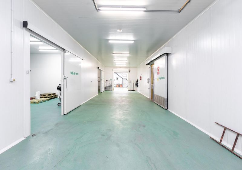 Foto a93a2f94-3c0a-4a6e-b0d3-31aa78ea9fbe. Nave industrial se vende nave industrial con instalaciones completas y cámara frigorífica en Dúrcal