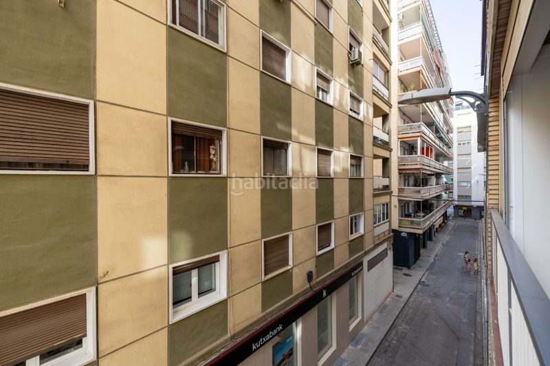 Foto 0c8a935a-87e0-4ec3-87a1-9287aea4a47e. Piso gran piso en Camino de Ronda junto a calle recogidas con 212m2 construidos , 5 dorm, dos baños, edificio señorial en Granada