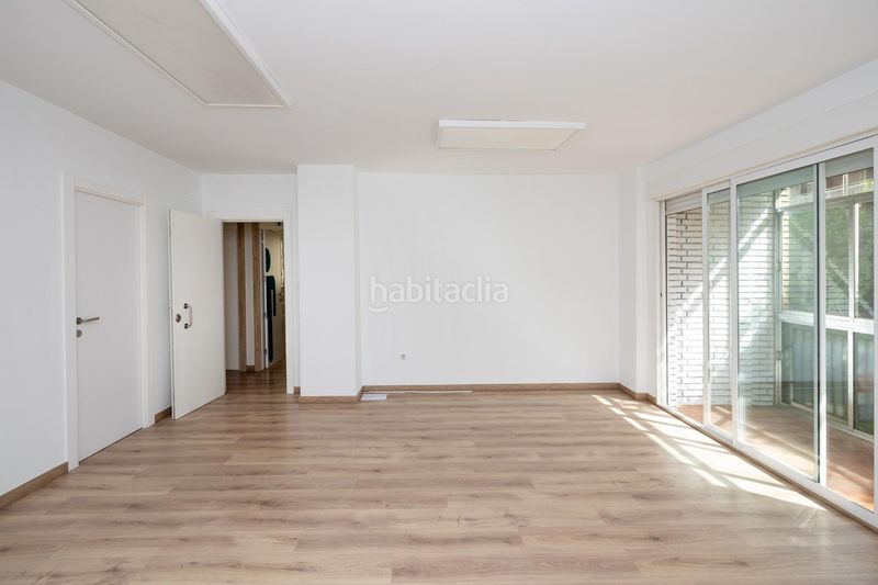 Foto c70f1ddb-1555-45e2-8a6d-14efacecd29b. Piso gran piso en Camino de Ronda junto a calle recogidas con 212m2 construidos , 5 dorm, dos baños, edificio señorial en Granada