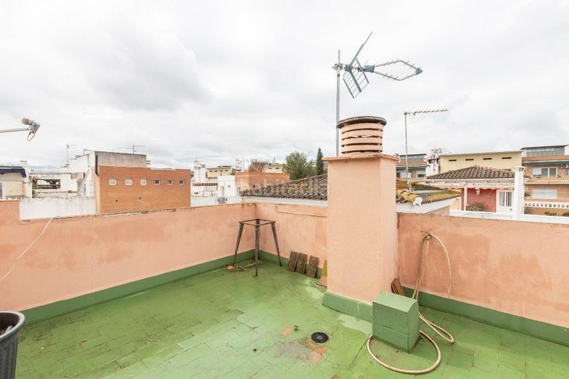 Foto 618608d6-2eab-4b2b-8f68-fb4ec1f59c3d. Casa adosada en venta casa adosada con garaje en residencial con piscina junto estación de autobuses en Granada