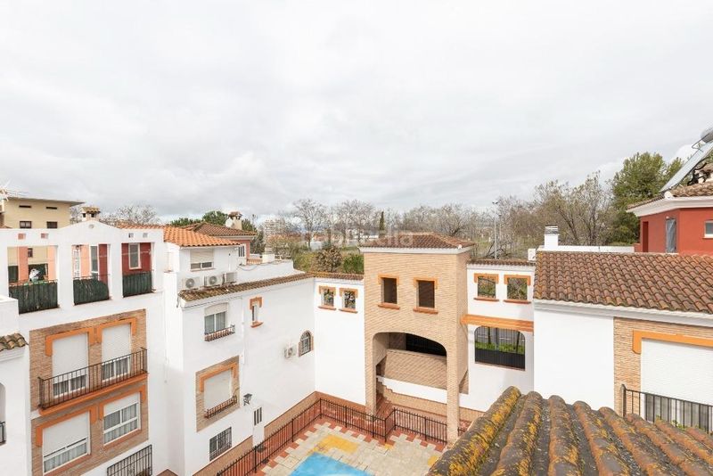 Foto a7d63372-de7b-41e0-9b3d-76ba7fee3a6a. Casa adosada en venta casa adosada con garaje en residencial con piscina junto estación de autobuses en Granada