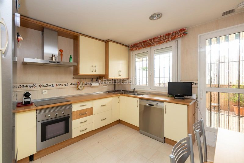 Foto 7ba97d1f-1257-4f57-ab5f-2d8479321242. Casa amb calefacció aparcament a Cervantes Granada