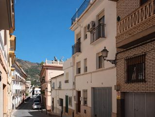Casa a Lanjarón. Casa con garaje en el centro de lanjarón