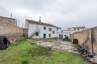 Casa en Jayena. Casa adosada independiente con gran parcela en jayena