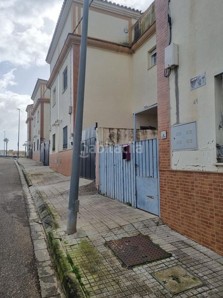 Foto a6a7c92c-d8e7-4b38-ade9-715c35e95926. Casa adossada amb piscina a Burguillos