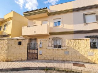 Reihenhaus in Villanueva del Ariscal. Venta de adosado cesion de remate
