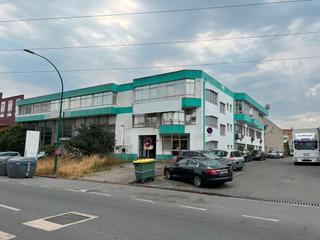 Lloguer Nau industrial a Mesoiro. Venta o alquiler de nave con oficinas y parcela en la calle prin