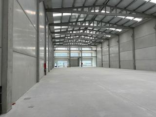 Lloguer Nau industrial a Carballo. Alquiler de nave con muelle a estrenar en bertoa, carballo