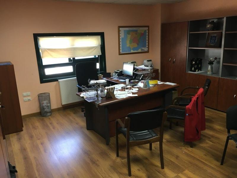 Foto 75c882bd-ebab-4181-b0fe-2ca9dc39e759. Rent industrial building in avenida da praia 109 in Arteixo