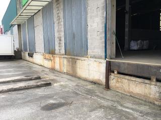 Bâtiment à usage industriel à Avenida general franco 84. Venta o alquiler de nave con muelles en el polígono de begonte,