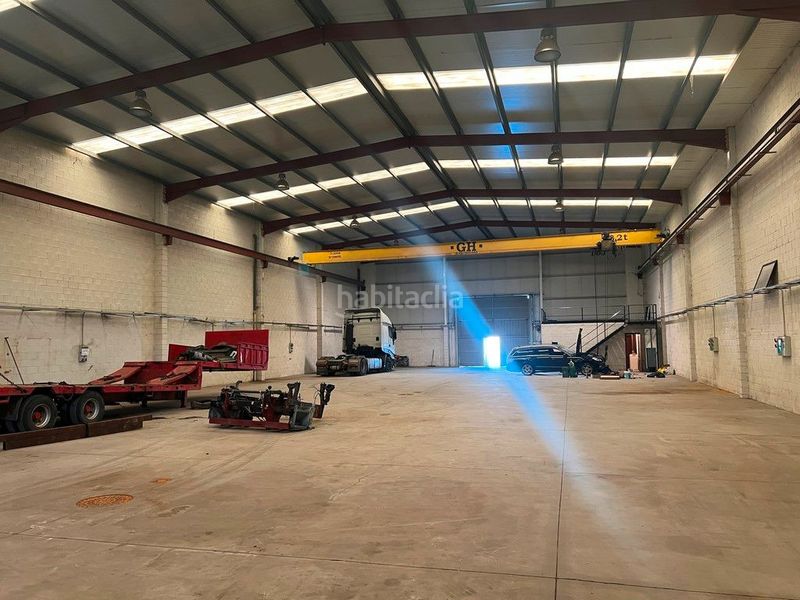 Foto b0f21c1f-dba4-439d-8a17-391d256eed5f. Rent industrial building in Begonte