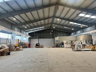 Miete Fabrikhalle in Pocomaco av 5 32. Alquiler de nave con muelles en pocomaco, a coruña