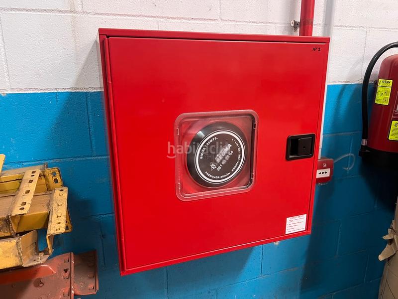 Foto a46db81f-7c53-4ce6-baee-b73665e1e4c3. Fabrikhalle in rúa bell 31 in Cambre