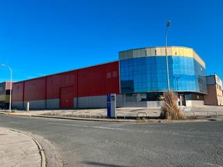 Bâtiment à usage industriel  Rúa jesús fernández pita. Venta o alquiler de nave en perfecto estado con oficinas y puent