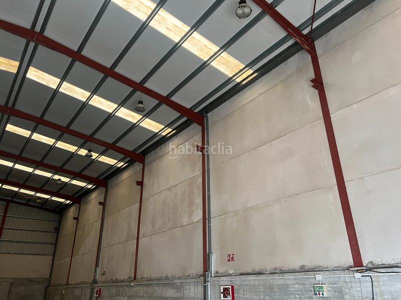 Foto 0ab4321c-cd18-434e-9286-87ac2f6426f3. Rent industrial building in rua dos afiadores 2a in Narón