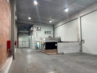 Rent Industrial building in Rúa e 24. Alquiler de nave con oficinas en alvedro. buen estado